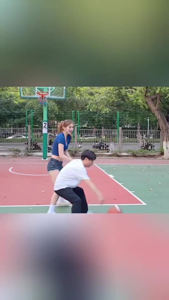 集夢(mèng)會(huì)長(zhǎng)背打一米8的女生，這是真打球??！