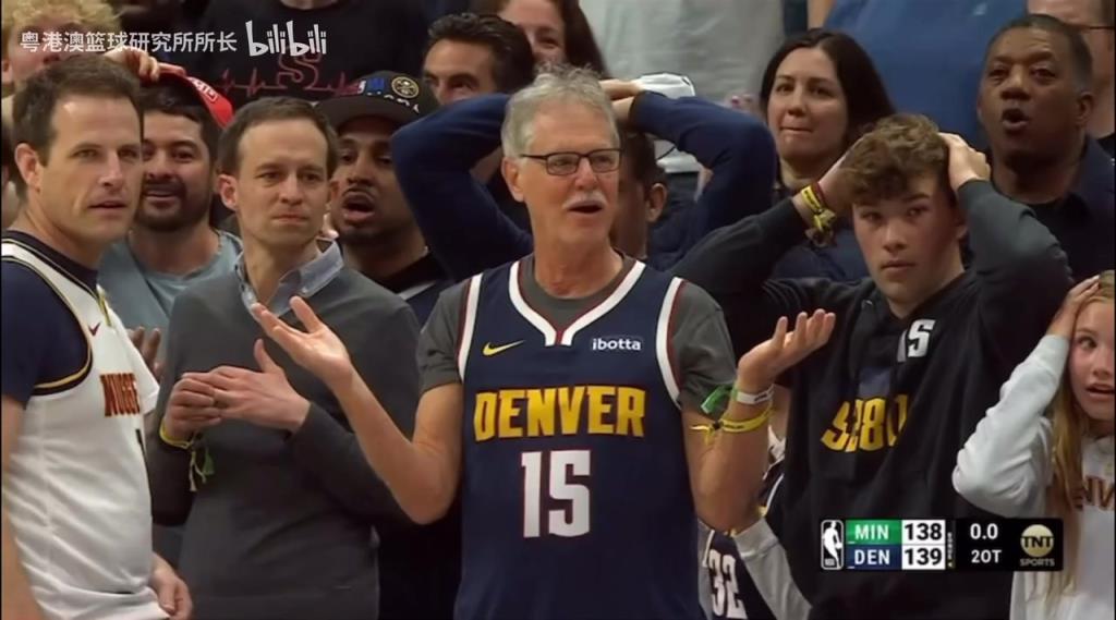 導(dǎo)火索？回顧此前掘金對(duì)陣森林狼，威少送出三分犯規(guī)后的眾生相！