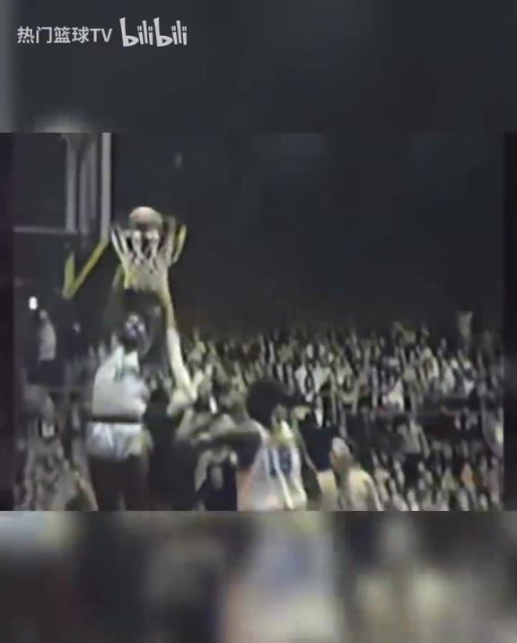 這是怪物嗎？張伯倫高中時(shí)期是怎么打球的？校園里的明星！