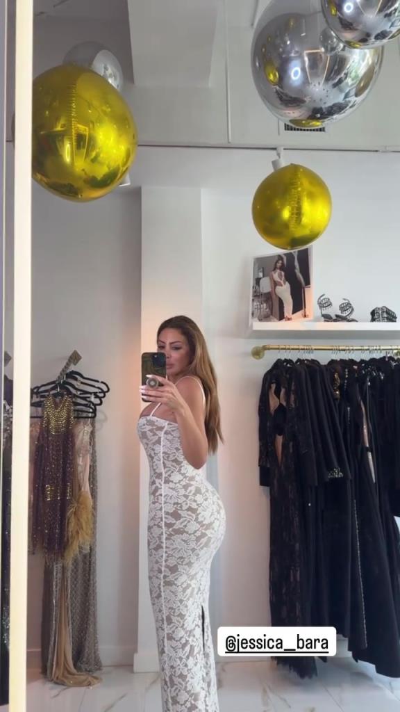 徐娘半老！皮蓬前妻穿吊帶裙自拍，這身材也太炸裂了！