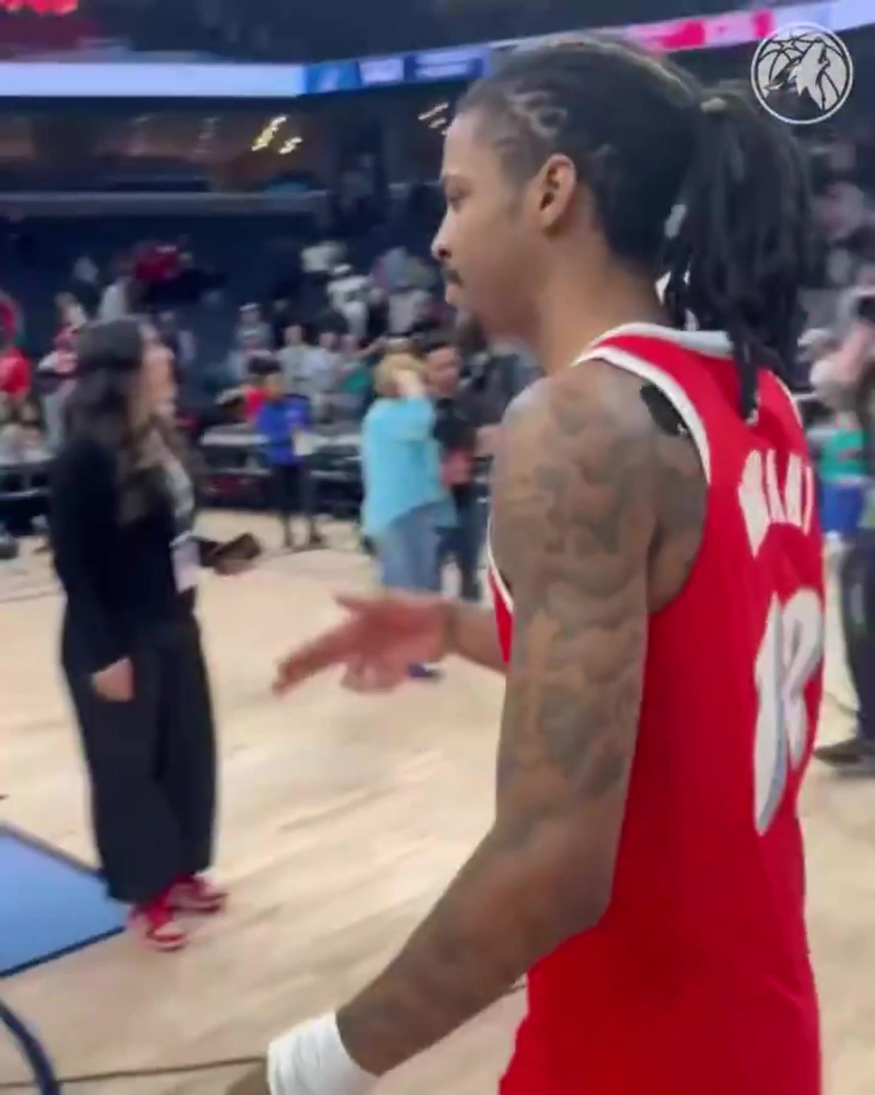 笑死！莫蘭特賽后與華子握手，竟然也是比出“手槍”的手勢(shì)