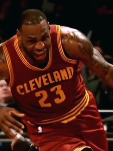 老詹這恐怖的大體格，完美詮釋什么叫“人型坦克”！