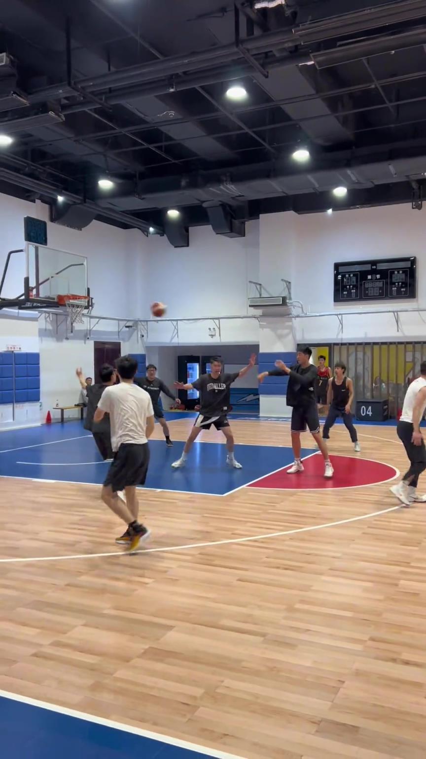 對手回家后：老婆，我今天在野球場匹配到巔峰馬刺隊了！