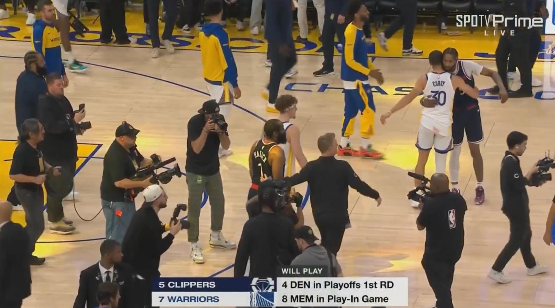 加時賽12分無解表現(xiàn)率隊獲勝！哈登賽后臉上笑容藏不住呀