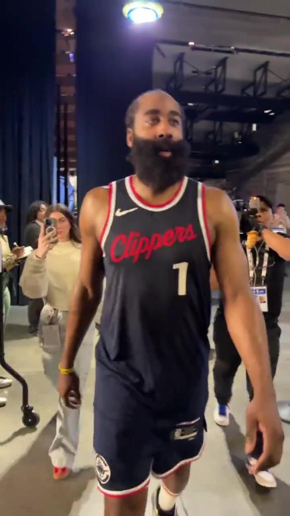 爆砍39分！哈登賽后走入球員通道氣喘吁吁：今天是場艱苦的戰(zhàn)斗