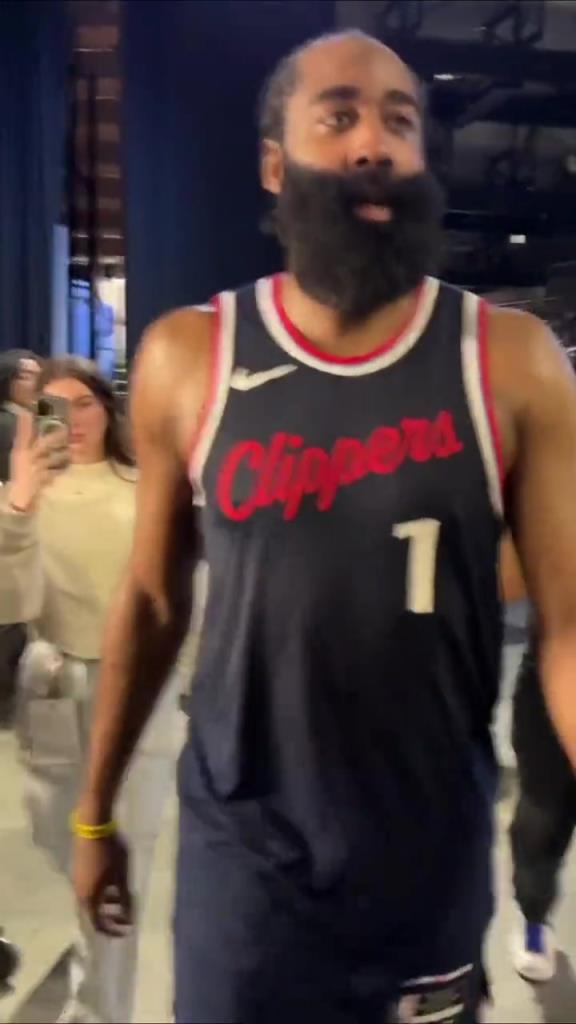 贏了！哈登賽后走回更衣室在球員通道和工作人員一一擊掌慶祝