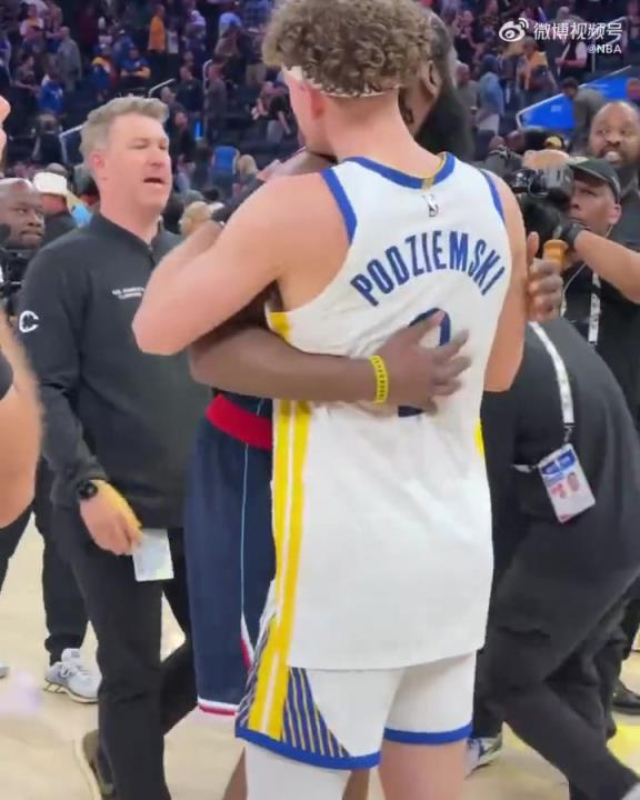 能打破附加賽不勝魔咒嗎？庫里賽后和哈登&小卡紛紛擁抱