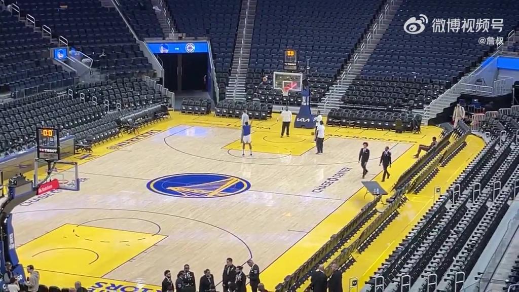 今天沒有得到出場機(jī)會(huì)！庫明加賽后還留在場地練習(xí)投籃