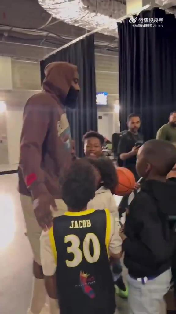 哈登賽后對小朋友：聽你們家長的話，總有一天你們也會打進NBA