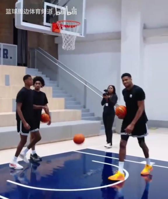 別人能學得來嗎？名場面：字母哥指導小球員籃下腳步！