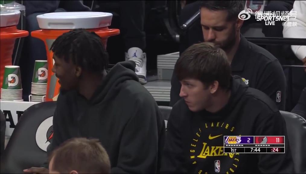 鎖定西部第三愜意得很！里夫斯輪休在板凳席上吃東西被抓拍到了