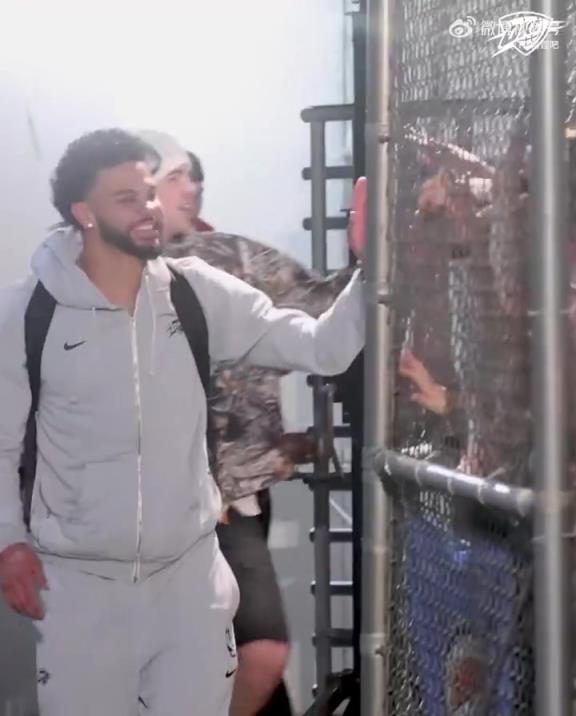 68勝歷史第五傲人戰(zhàn)績！雷霆全員回到OKC，當?shù)厍蛎詿崆榻訖C