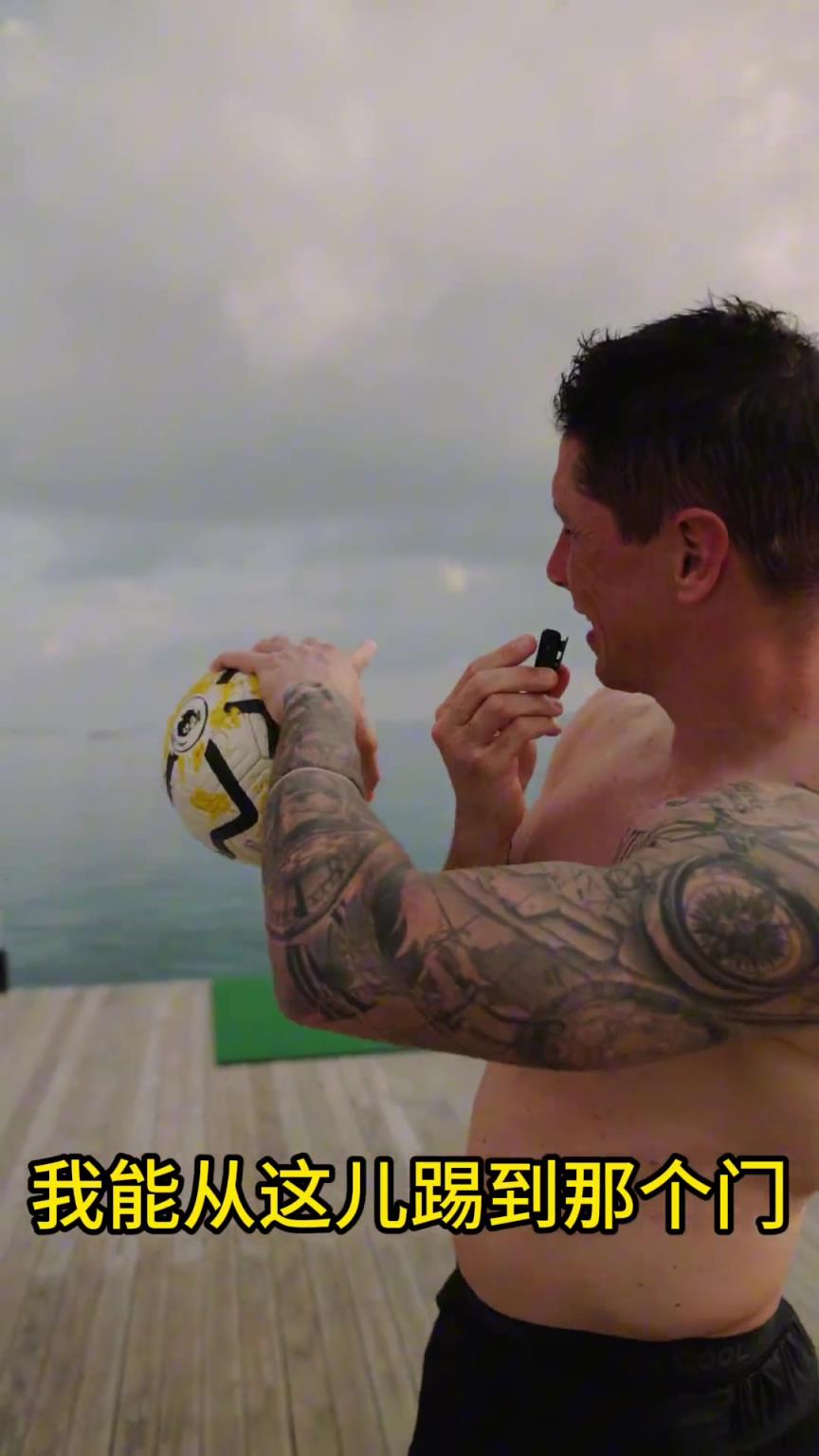 當(dāng)年多少人的偶像！托雷斯挑戰(zhàn)赤腳進(jìn)球