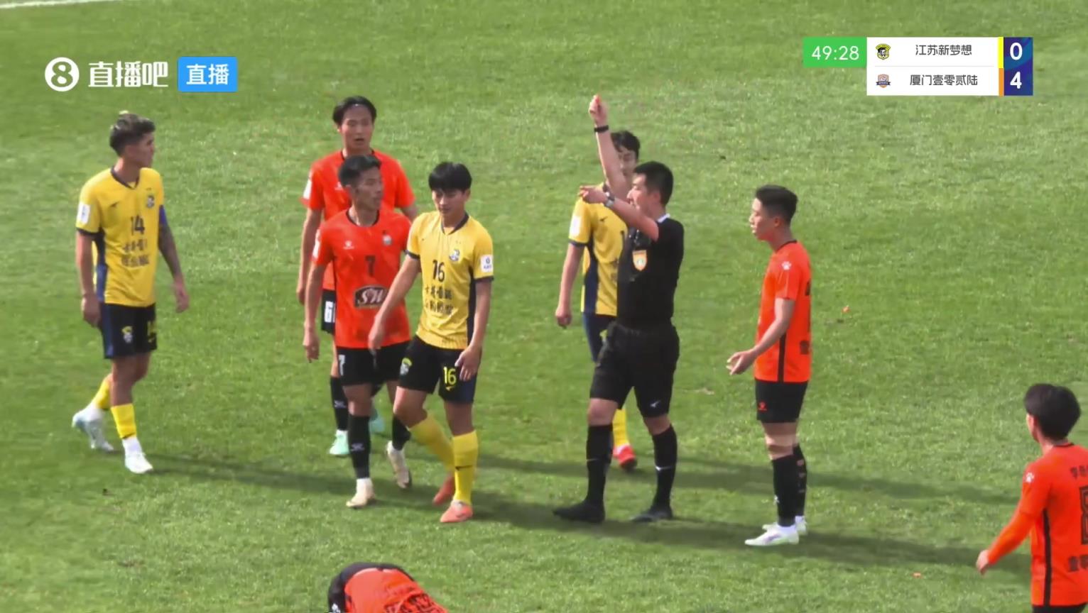 比姆巴佩抬的還高，中冠球員亮鞋釘兇狠蹬踏被裁判直紅驅(qū)逐