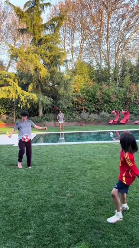 馬塞洛和兒子隔水相傳！大兒子腳法有點(diǎn)東西的！