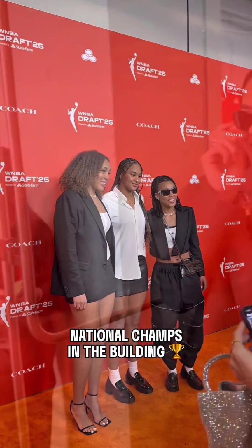 吧友們有喜歡的嗎？WNBA選秀大會(huì)上，到處都有靚麗的風(fēng)景線