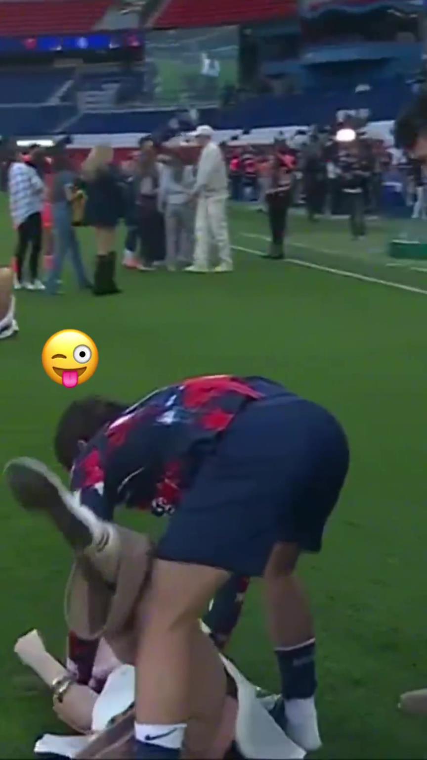 玩這么花??？?jī)?nèi)維斯在家人面前把自己女友按倒在地