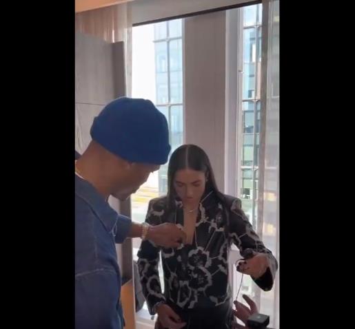 威嫂看到要打人的！威少上手幫WNBA妹子整理胸前的衣服