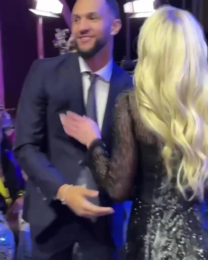 身材姣好！薩格斯的女友海莉被芝加哥天空選中！兩人接吻慶祝