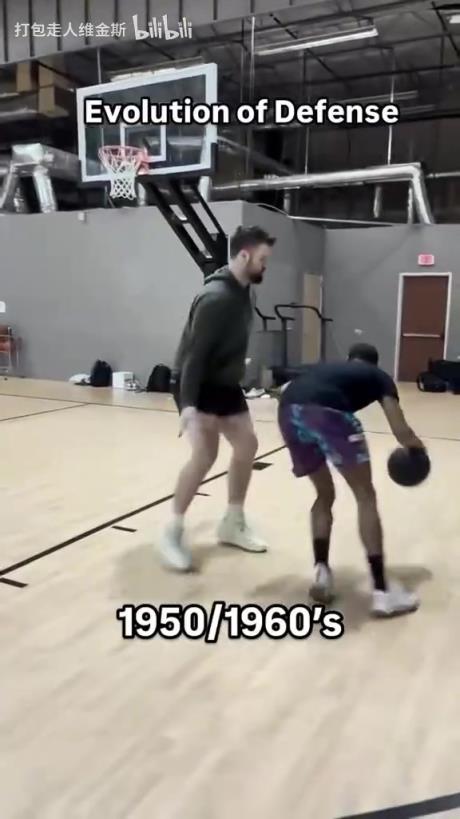 太真實(shí)了！外網(wǎng)網(wǎng)紅惡搞NBA不同時(shí)代的防守尺度變化！