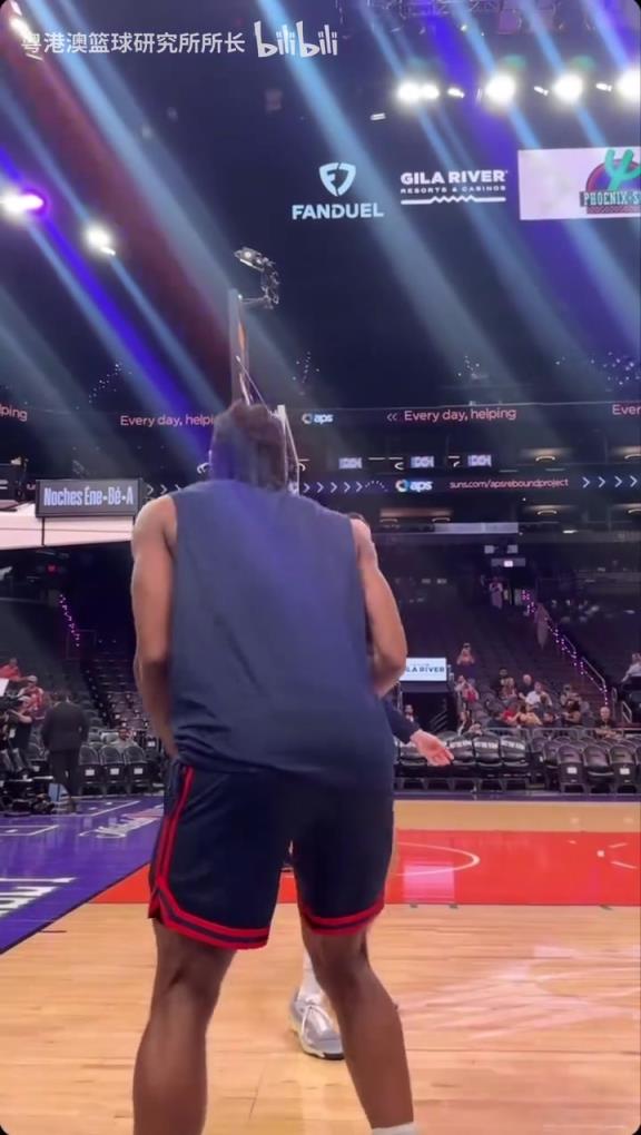 機(jī)器人級(jí)別的靜態(tài)身體！近距離看小卡的賽前熱身！