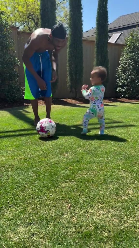 足球要從娃娃抓起！SGA帶娃踢足球，小孩摔倒時(shí)鼓掌“嘲笑”！